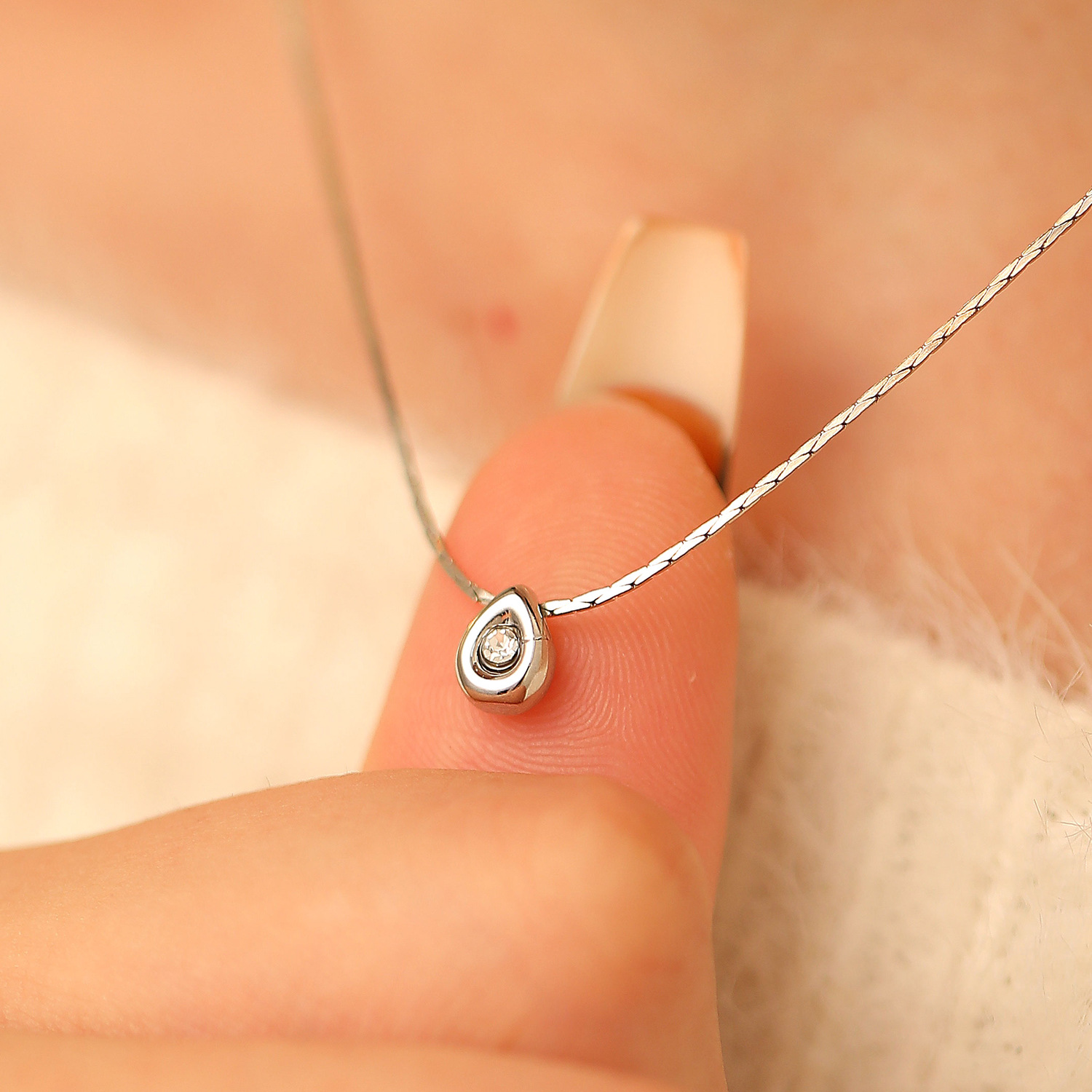 Pearl Trim Chain - Prosty modny naszyjnik z małą zawieszką