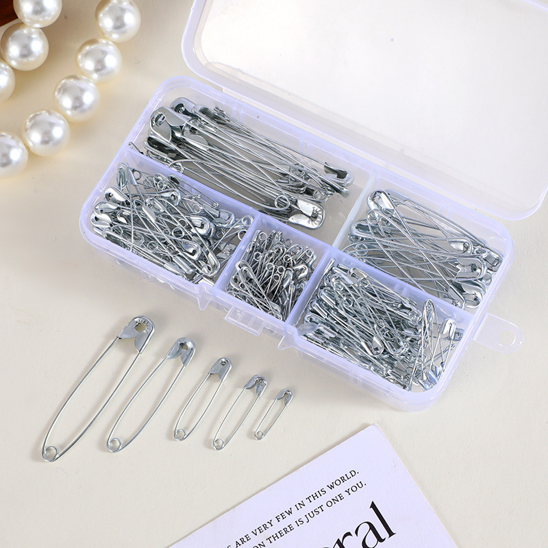 Zestaw srebrnych agrafek z pud – Craft Embellishment Storage recenzja i cena