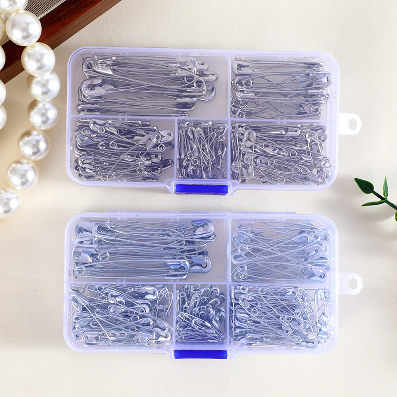 Zestaw srebrnych agrafek z pud – Craft Embellishment Storage recenzja i cena
